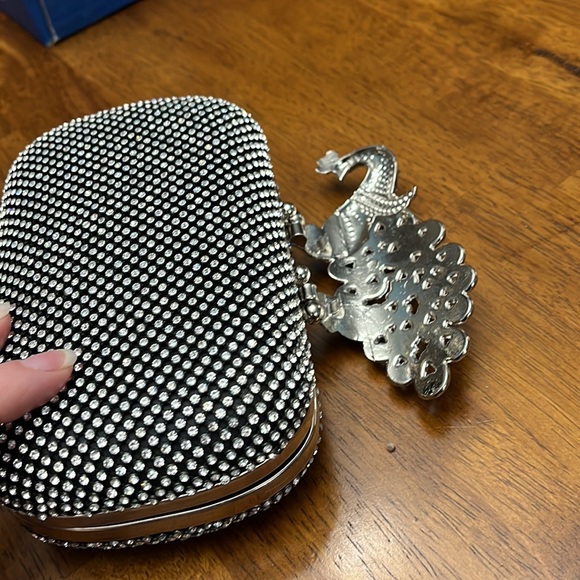 Peacock clasp clamshell purse rhinestone/black/silver, removable chain included - Picture 3 of 5